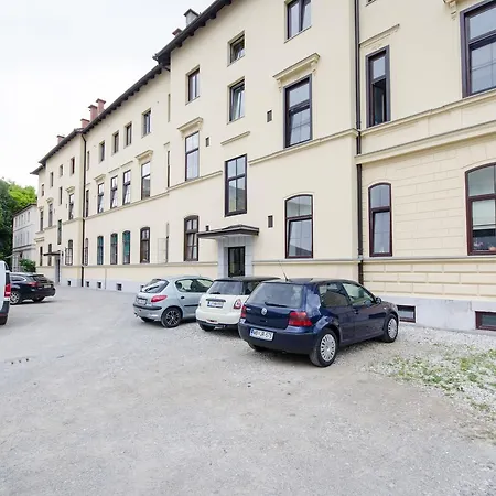 Trzaska With Free Parking